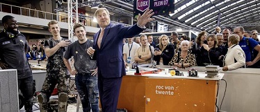 Koning Willem-Alexander spreekt met finalisten tijdens Skills the Finals 2023