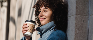 treatculture vrouw coffee to go