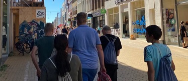 Studenten wandelen in Groningen