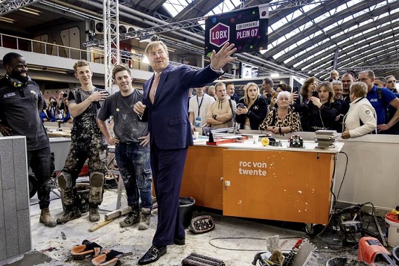 Koning Willem-Alexander spreekt met finalisten in de categorie tegelzetters tijdens Skills the Finals 2023