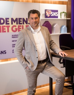 SNS adviseur Rob in de winkel