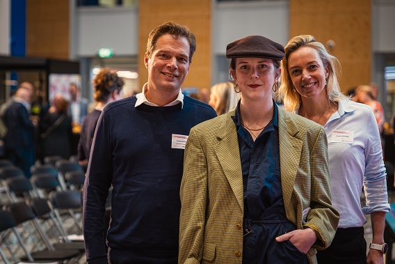 V.l.n.r. Jonas de Groot (directeur Jong Ondernemen), Kelly van den Bosch (lid Raad van Toekomst SNS en zelfstandig ondernemer) & Angela Eijlander (directeur SNS)  