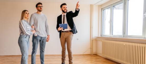 Stel met makelaar in nieuw huis