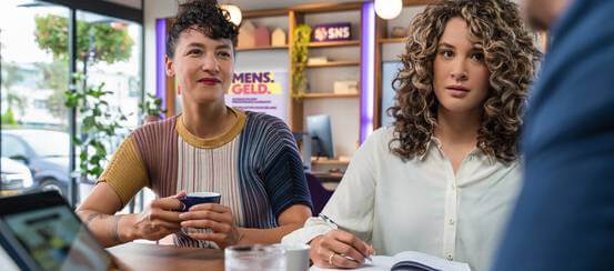 Twee dames in gesprek met een adviseur