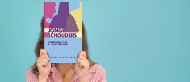 Vrouw houdt SNS Boek Jonge Schouders vast